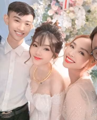 Chụp ảnh cùng con gái, nhiều người vô cùng bất ngờ với nhan sắc trẻ trung của "bà sui" chỉ như chị em với cô dâu.