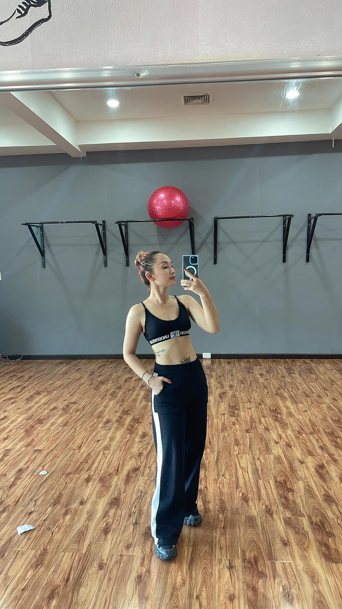 Ngoài là HLV Aerobic Fitness, mở lớp dạy nhảy cho thiếu nhi, chị Huỳnh Vi còn là nhóm trưởng của một nhóm nhảy nổi tiếng ở Sóc Trăng. Hai vợ chồng chị Huỳnh Vi đều hoạt động nghệ thuật. Chính vậy trong đám cưới con gái, cả 2 vợ chồng đều đóng góp những tiết mục vô cùng đặc sắc và ấn tượng. (Ảnh: FBNV)