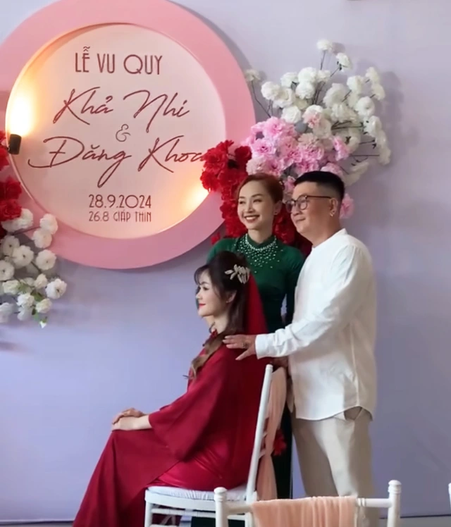 Được biết, bà sui đang khiến MXH xôn xao này là Huỳnh Vi (sinh năm 1987, quê Sóc Trăng), và đây là lễ cưới của con gái lớn Khả Nhi (18 tuổi).