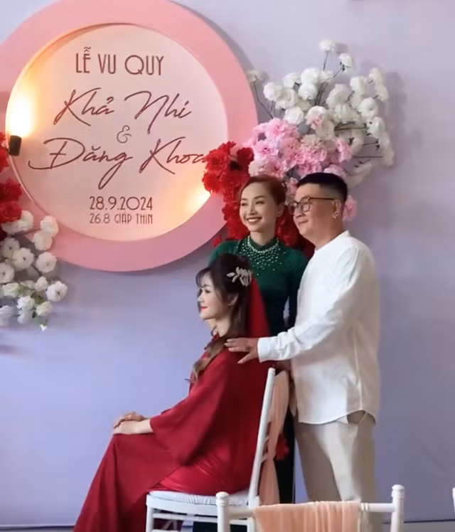 Được biết, bà sui đang khiến MXH xôn xao này là Huỳnh Vi (sinh năm 1987, quê Sóc Trăng), và đây là lễ cưới của con gái lớn Khả Nhi (18 tuổi).