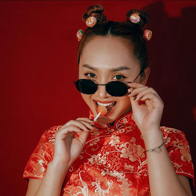 Ở ngoài đời, chị Huỳnh Vi dù đã bước vào tuổi U40 vẫn sở hữu vóc dáng cân đối, cùng nhan sắc trẻ trung xinh đẹp, khiến nhiều người ngưỡng mộ.