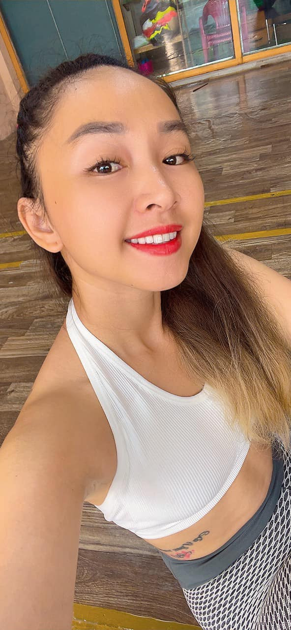 Nhan sắc trẻ trung này khiến nhiều người không tin nổi chị Vi đã lên chức mẹ vợ: "Trời ơi trẻ quá đi mất, bằng tuổi tui mà con tui vẫn đang học cấp 2 thôi", "mẹ trẻ quá đi mất, cô dâu cũng rất xinh xắn".