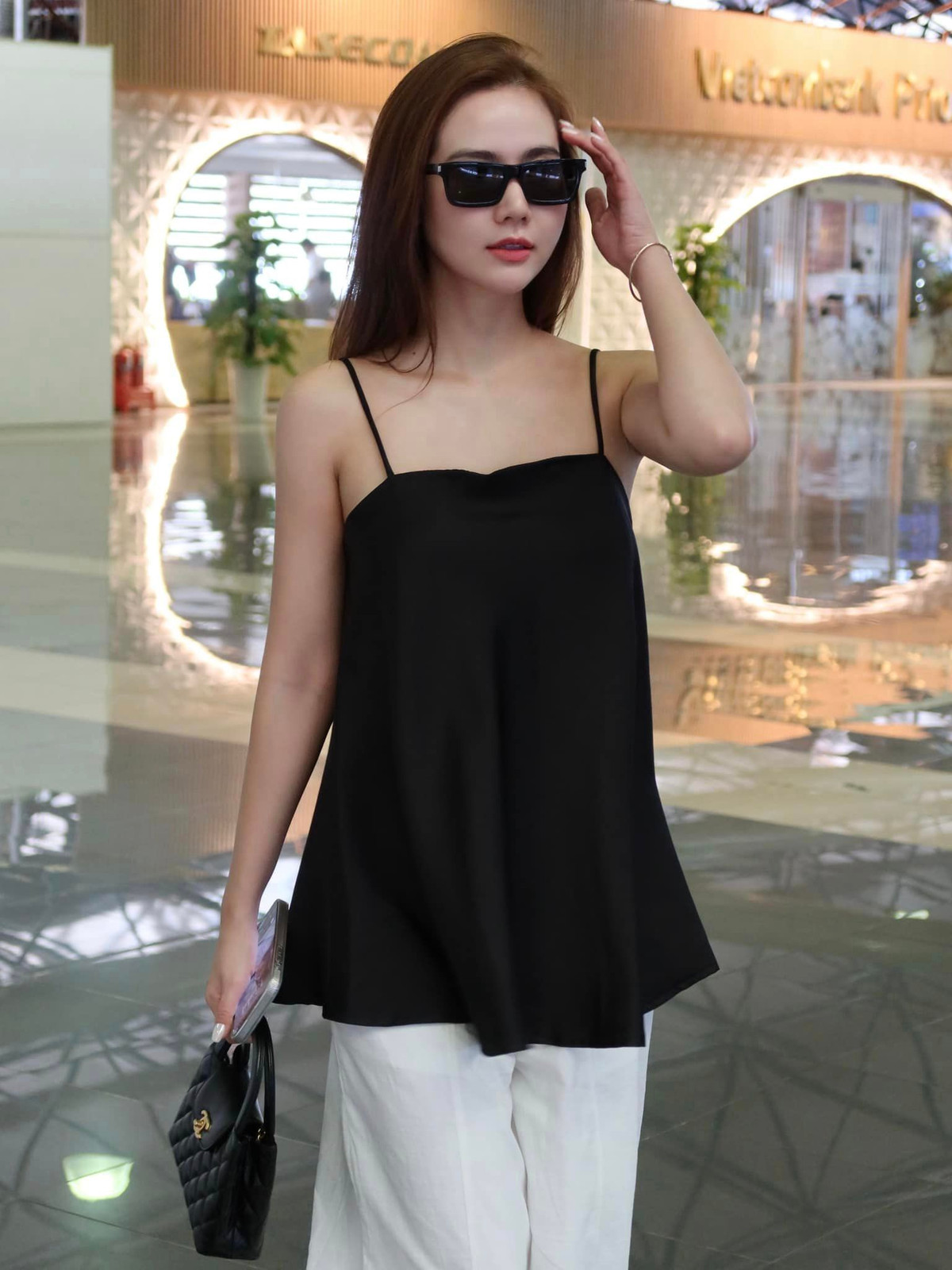 Trên trang cá nhân, Phan Minh Huyền thường xuyên cập nhật hình ảnh mới, lúc gợi cảm, quyến rũ; khi thì năng động.