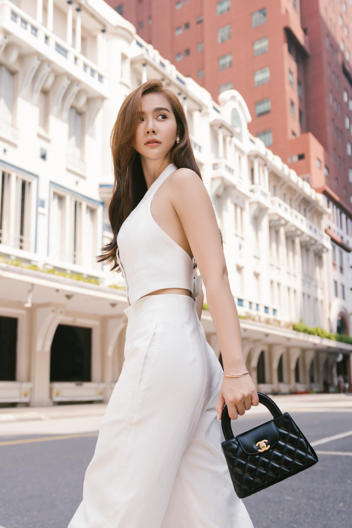 Trên trang cá nhân, trong những bức hình được đăng tải, thậm chí cả những tấm ảnh khoe mặt mộc cô nàng vẫn giữ được làn da căng tràn đầy sức sống.