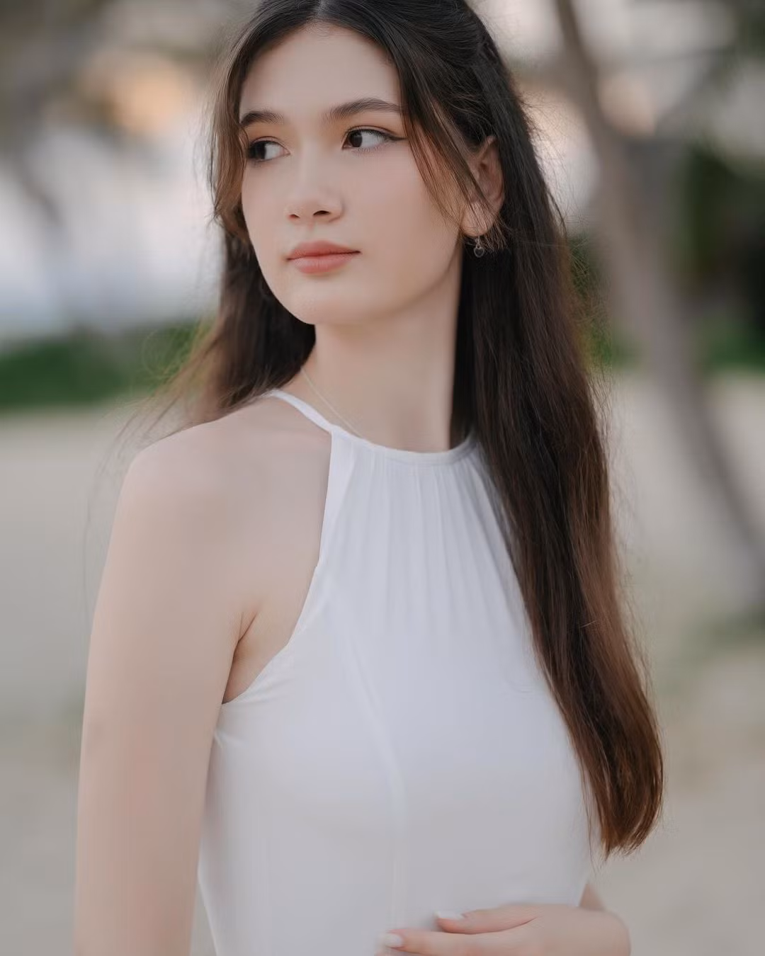 Với chiều cao xấp xỉ 1,8 m, đôi chân dài thẳng tắp, thiếu nữ 17 tuổi trông nổi bật giữa đám đông.