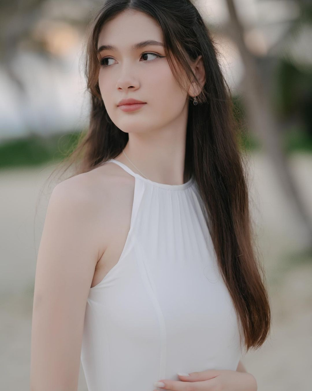 Với chiều cao xấp xỉ 1,8 m, đôi chân dài thẳng tắp, thiếu nữ 17 tuổi trông nổi bật giữa đám đông.