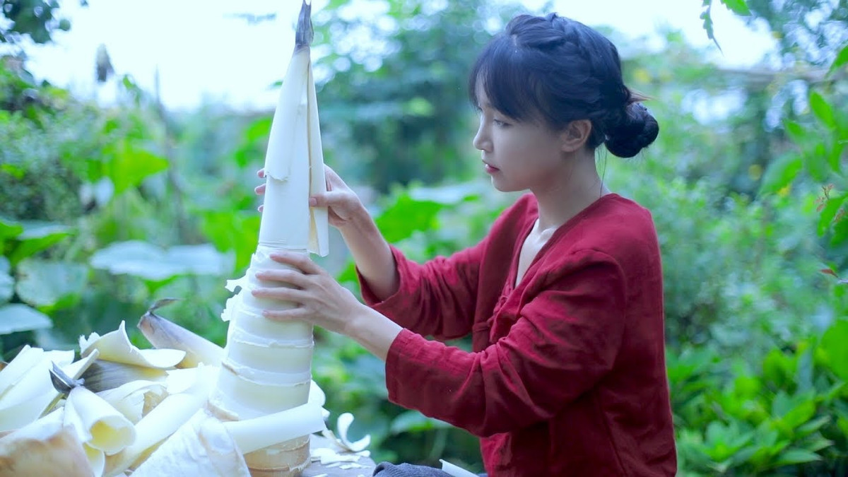 Trong những video đăng tải, Lý Tử Thất khiến nhiều người xao xuyến với góc nghiêng thần thánh tựa như tiên nữ.