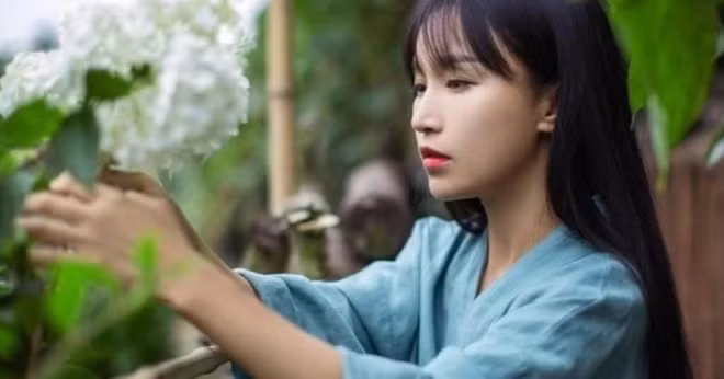 Lý Tử Thất nổi tiếng từ những video làm nông, làm những món ăn dân dã,...