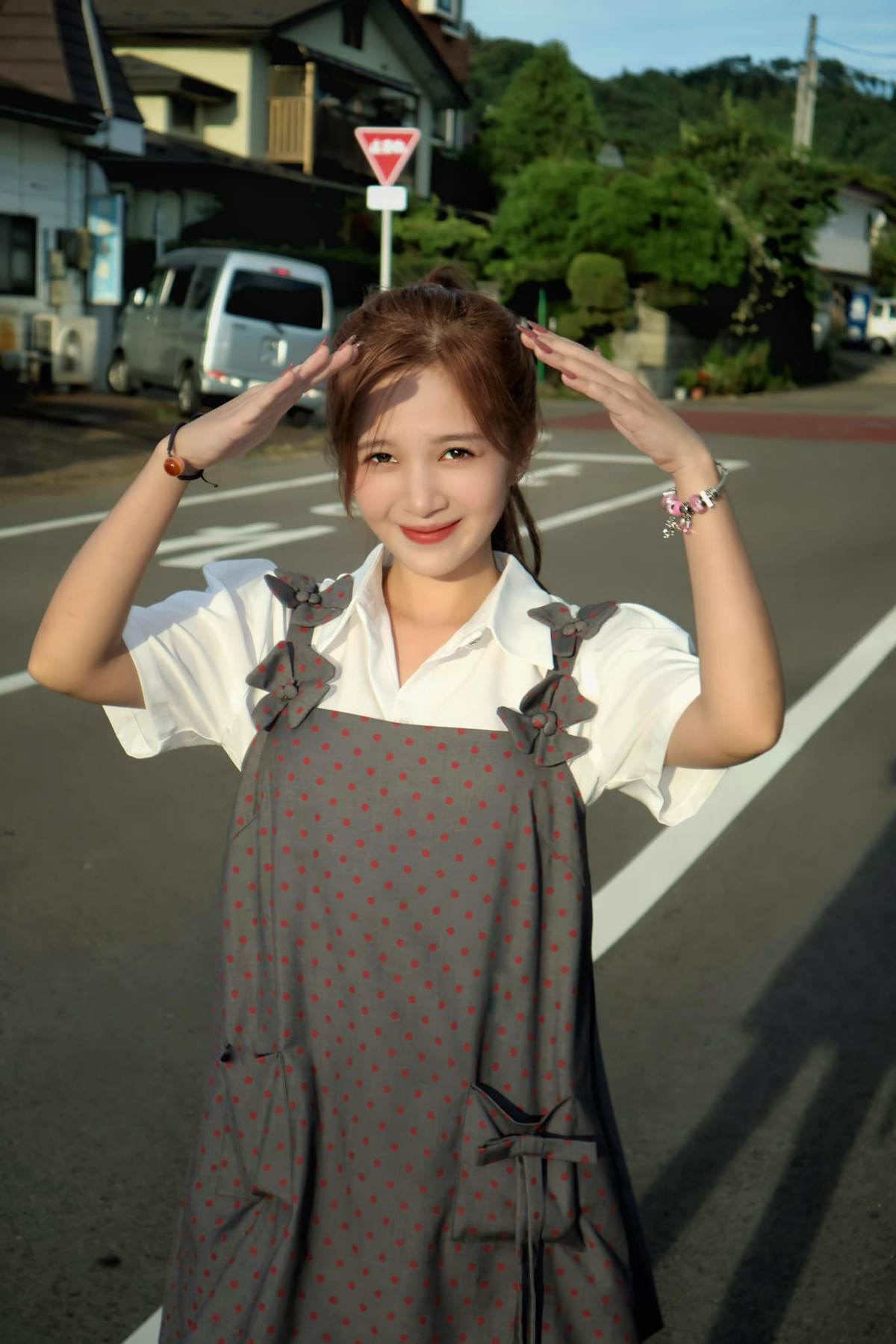 Mọi ánh mắt, cử chỉ của cô nàng đều ánh lên nét ngây thơ, trong sáng.