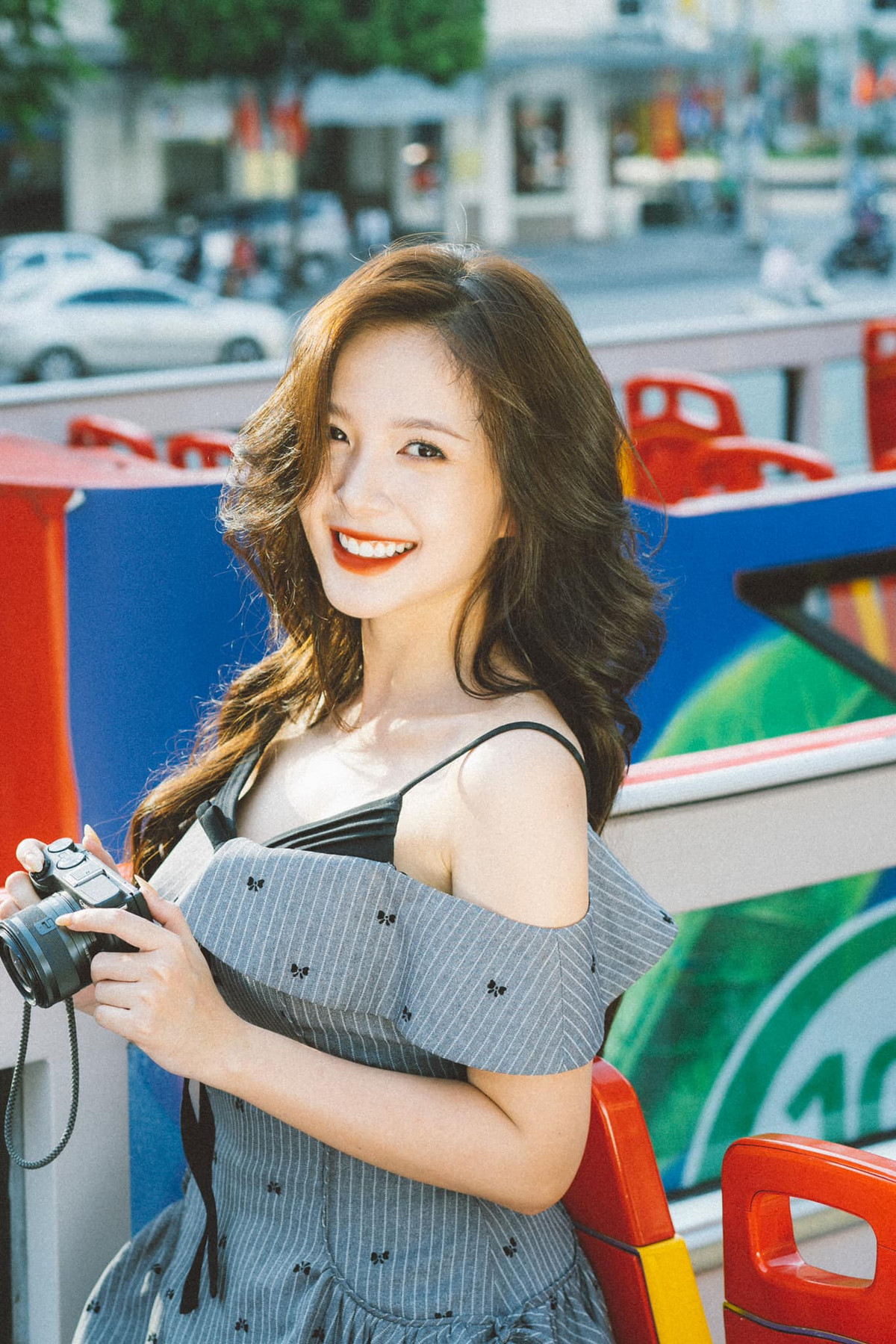 Không có chiều cao nổi bật nhưng sở hữu thân hình cân đối cùng lợi thế gương mặt xinh xắn nên cô nàng tích cực hoạt động cả mẫu ảnh lẫn diễn xuất.