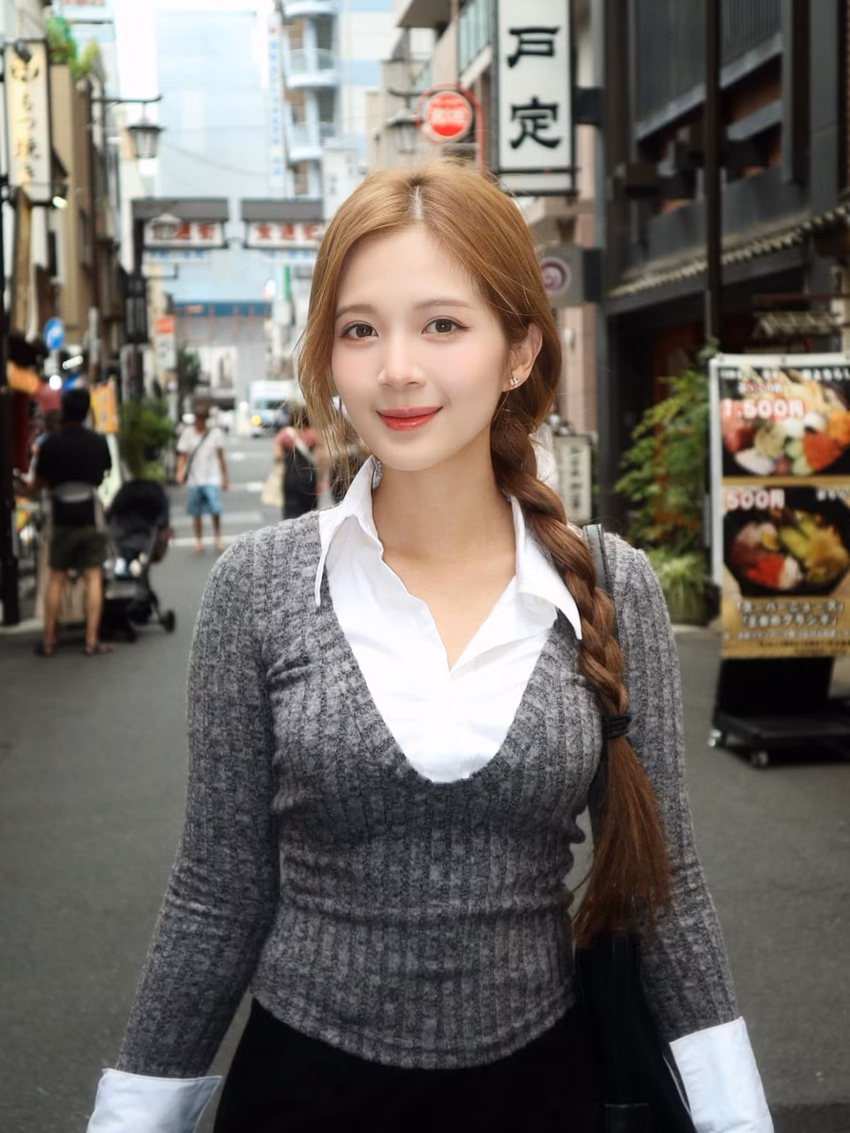 Sau khi tốt nghiệp, Hoàng Huyền được biết đến nhiều hơn khi làm mẫu ảnh và dần dần bén duyên với con đường diễn xuất.