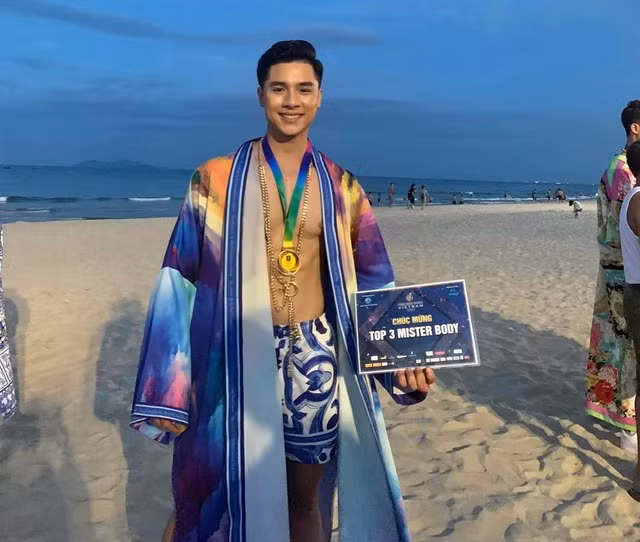 Được biết, chú rể tên là Đặng Hoàn Hảo (sinh năm 2000, tại TP.HCM), là một mẫu nam khá có tiếng. Anh chàng từng tham gia một số cuộc thi người mẫu thể hình trong nước và đạt thứ hạng cao.