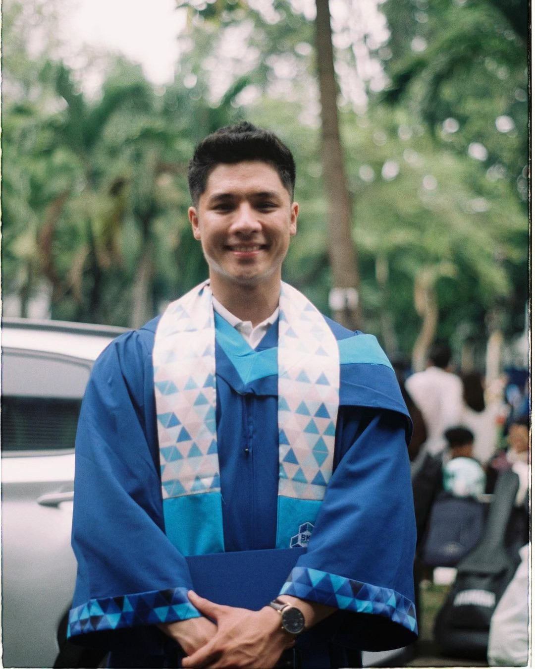 Chú rể Đồng Tháp cũng đang sở hữu một kênh TikTok với gần 100 nghìn lượt yêu thích, chuyên chia sẻ vlogs về cuộc sống đời thường và tips phối đồ cho nam giới.