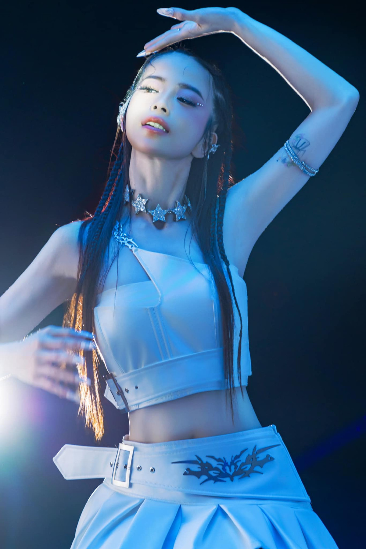 Bước ra khỏi lĩnh vực thể thao, Châu Tuyết Vân khiến nhiều người phải sững sờ với tạo hình cực kì cuốn hút khi xuất hiện trong MV bài hát chủ đề của "Chị đẹp đạp gió".