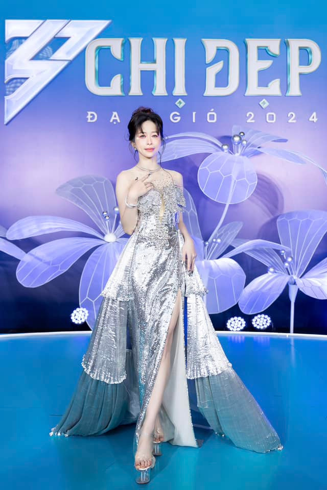 Thay vì hình ảnh mạnh mẽ trên sàn đầu như thường thấy, Châu Tuyết Vân xuất hiện với vẻ ngoài liễu yếu đào tơ...