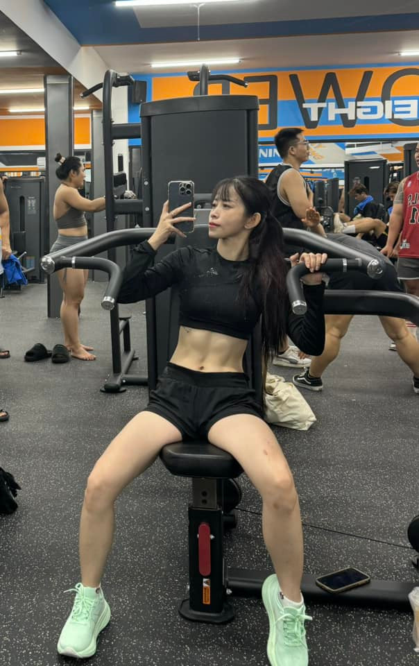 Cô nàng chăm chỉ luyện tập để có thân hình săn chắc, cơ bụng số 11 của cô nàng khiến nhiều người phải trầm trồ.