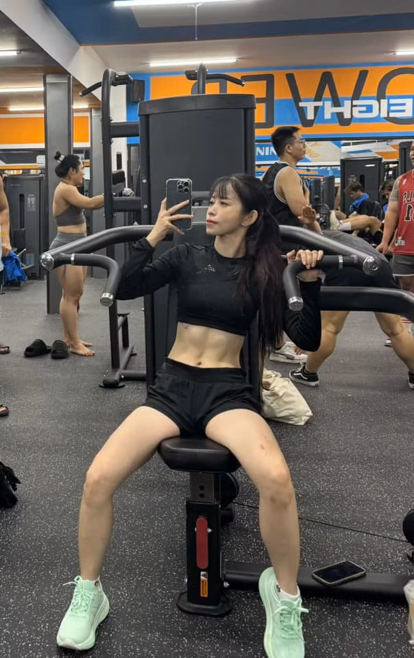Cô nàng chăm chỉ luyện tập để có thân hình săn chắc, cơ bụng số 11 của cô nàng khiến nhiều người phải trầm trồ.