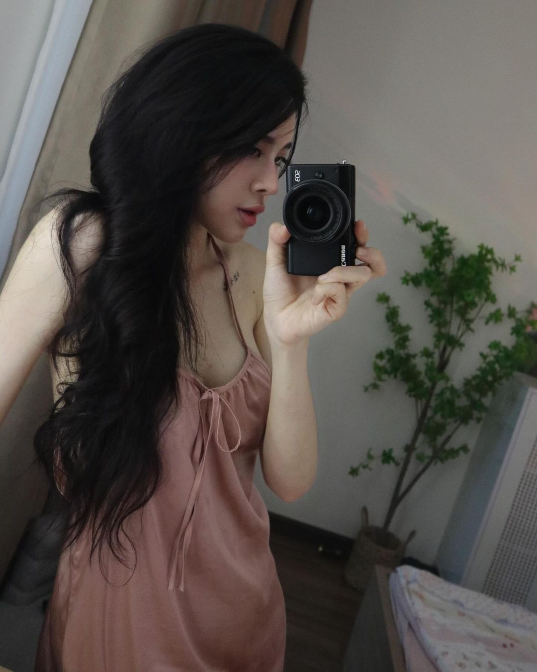 Diện lên mình thiết kế váy ngủ, từng đường cong nóng bỏng, xương quai xanh gợi cảm và vòng một căng tràn sức sống của Bích Hạnh đều được thể hiện rõ nét.