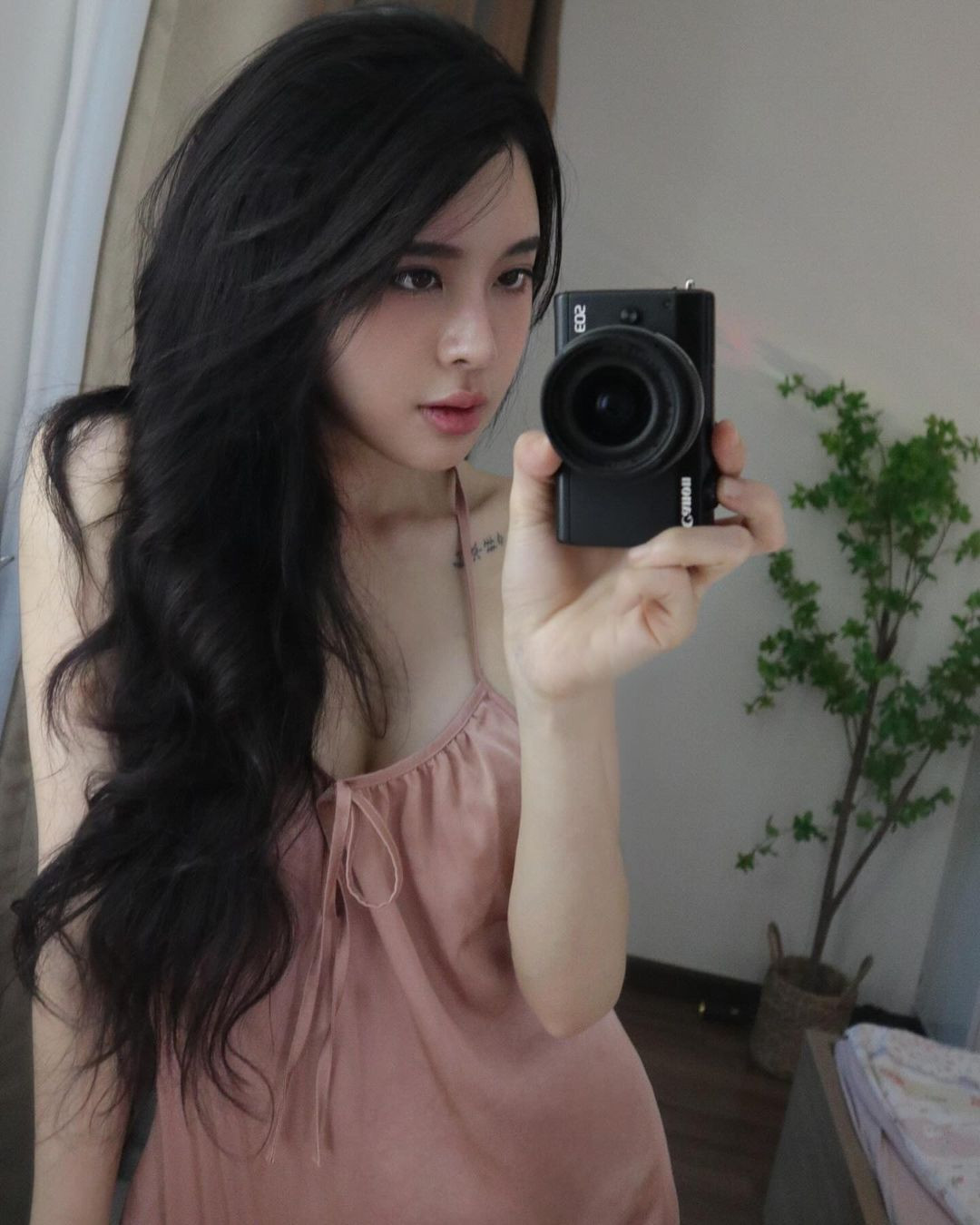 Trước đó, loạt ảnh diện đô fngur mỏng manh của cô nàng cũng khiến người xem "đứng ngồi không yên".