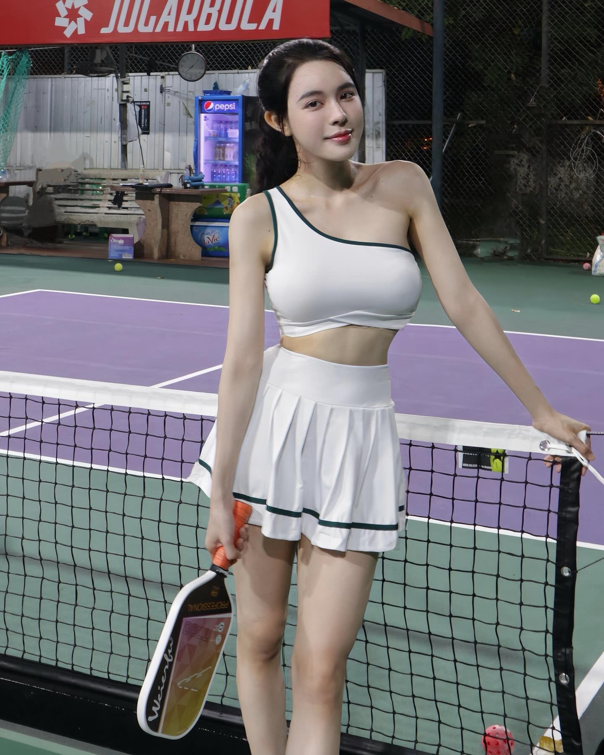 "Bạn gái tin đồn" của Văn Thanh sinh năm 1993, cô nàng được mệnh danh là "nữ thần phòng gym" khi sở hữu một body cực phẩm, tỷ lệ cơ thể hoàn hảo.