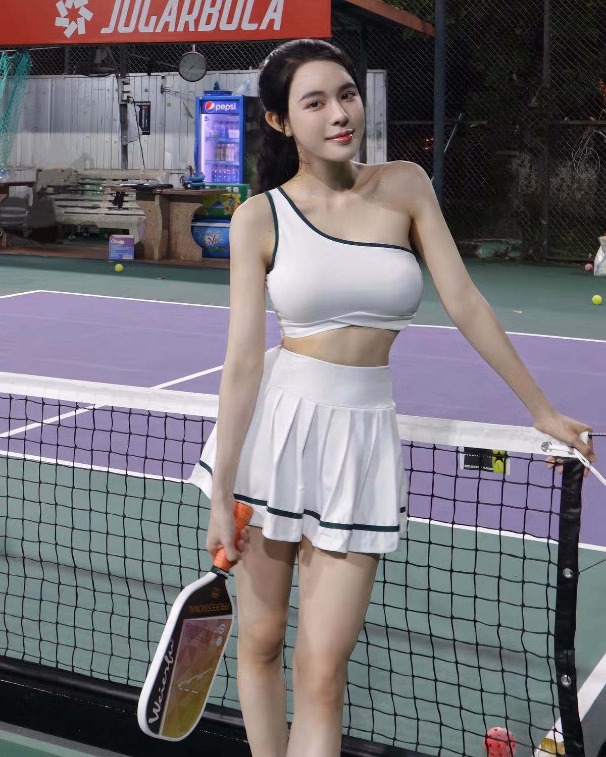 "Bạn gái tin đồn" của Văn Thanh sinh năm 1993, cô nàng được mệnh danh là "nữ thần phòng gym" khi sở hữu một body cực phẩm, tỷ lệ cơ thể hoàn hảo.