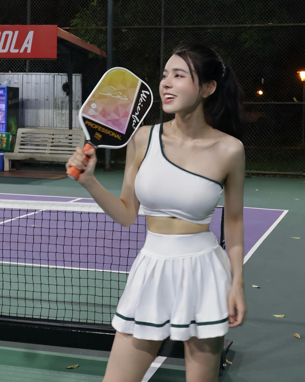 Cô nàng chăm chỉ luyện tập, chơi các môn thể thao có tính vận động như pickleball để giữ được hình thể hoàn hảo.