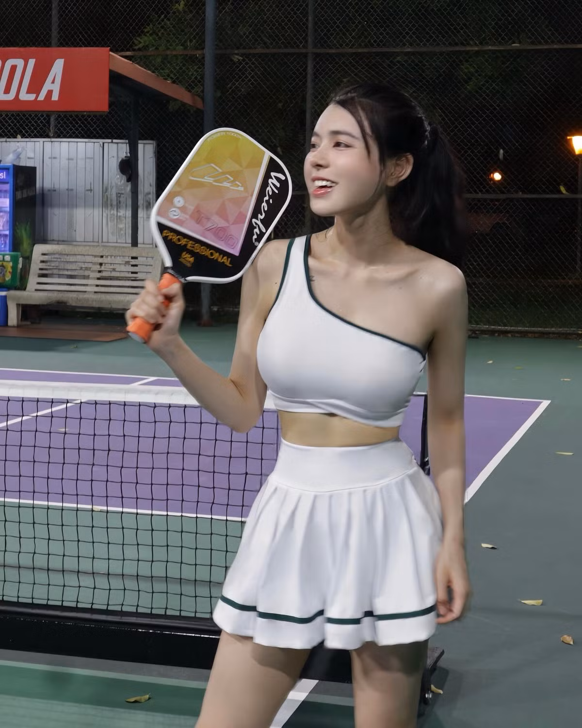 Cô nàng chăm chỉ luyện tập, chơi các môn thể thao có tính vận động như pickleball để giữ được hình thể hoàn hảo.