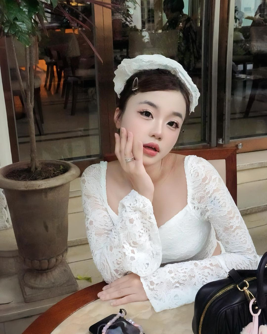 Loạt ảnh nhận được lượng tương tác khổng lồ ngay từ khi vừa đăng tải. Nhiều người không ngừng xuýt xoa với vẻ ngoài dễ thương của cô nàng: "Đáng yêu quá, như một nàng công chúa vậy, tại sao có người sở hữu gương mặt em bé như vậy nhỉ", "em bé ngoan xinh iu", "xinh quá chừng, vừa ngây thơ nhưng cũng vô cùng quyến rũ, mê cái nhan sắc này quá nha".