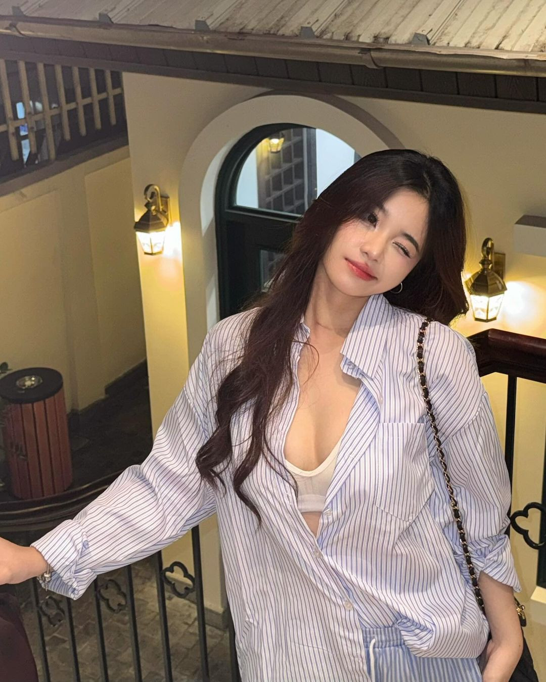 Nổi tiếng khá sớm, cô nàng từng vướng vào loạt lùm xùm "bóc loạt phốt nhân cách dài 45 trang". Theo đó, cô nàng từng bị phốt cắm sừng người yêu, đánh nhau hội đồng, hay thuê người viết UPU để được tuyển thẳng vào trường cấp 3.