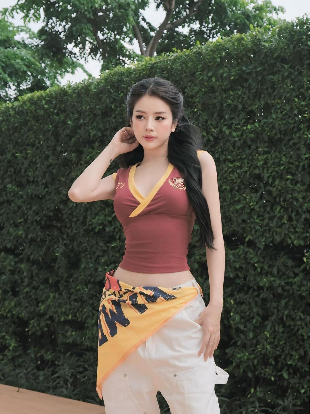 Cô nàng diện chiếc áo bó sát, khoe vòng eo nhỏ nhắn cùng nhan sắc chuẩn "thần tiên tỷ tỷ".