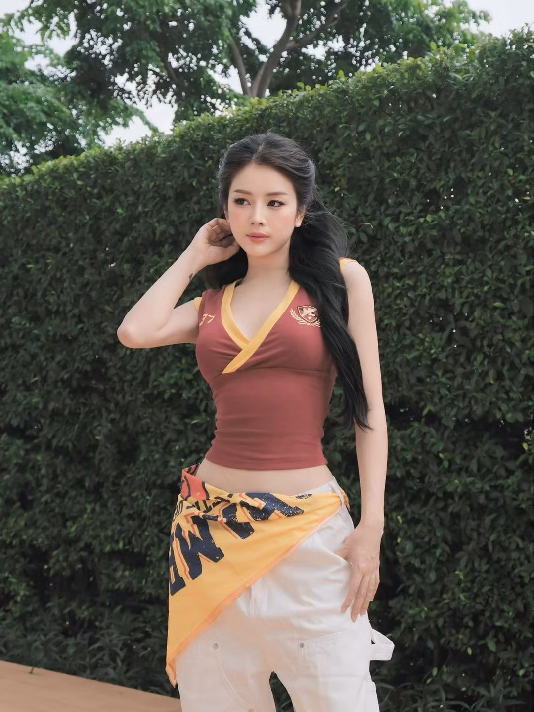 Cô nàng diện chiếc áo bó sát, khoe vòng eo nhỏ nhắn cùng nhan sắc chuẩn "thần tiên tỷ tỷ".