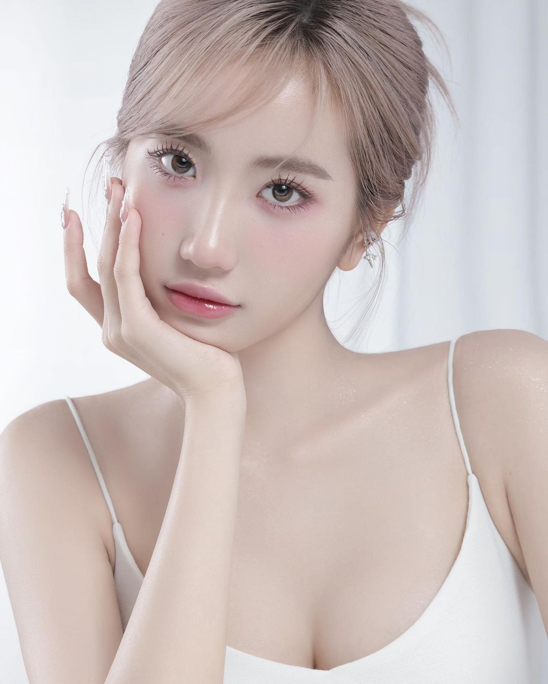 Huyền 2k4 (tên thật Lê Thị Khánh Huyền) là một trong những hot girl nổi tiếng với hơn 7,4 triệu người theo dõi trên MXH. Cô nàng nổi tiếng với những video hát nhép cùng phong cách gợi cảm "quá tuổi". Tuy nhiên lúc đó kiểu gợi cảm của Huyền 2k4 vẫn theo khuynh hướng ngọt ngào, nữ tính.