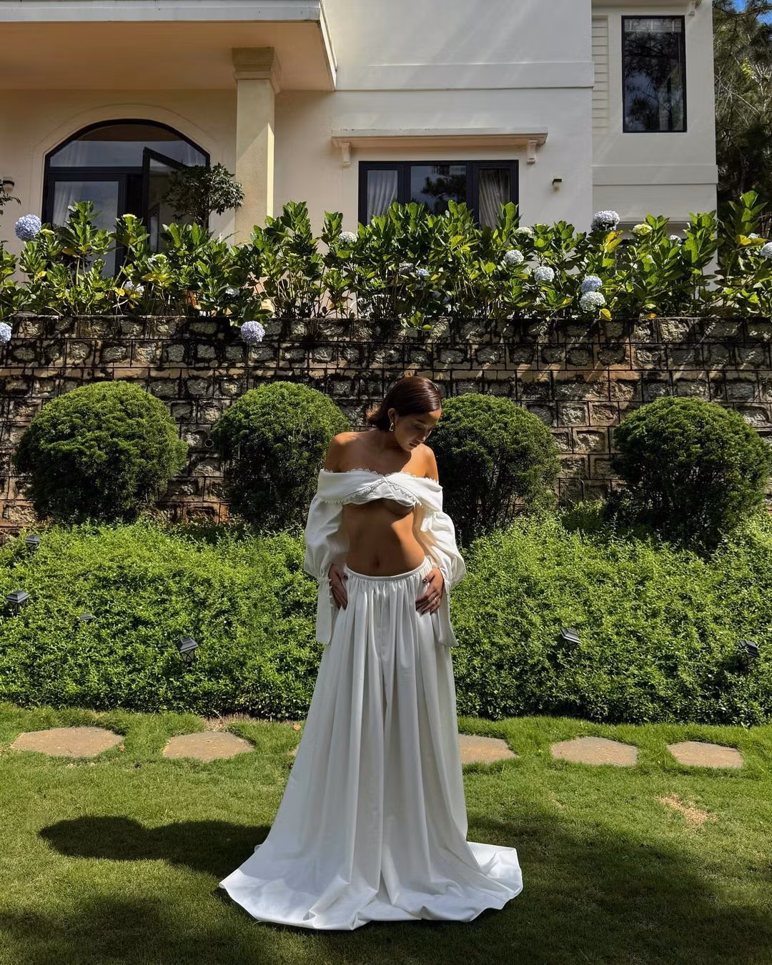 Trước đó, Huyền 2k4 cũng từng diện set đồ trắng với phần áo cúp ngắn, khoe lấp ló đường chân ngực đầy quyến rũ.