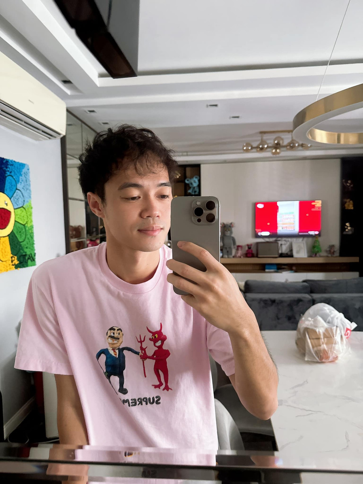 Thực chất, màn cầu hôn đậm chất ngôn tình nói trên đây chỉ là một cảnh trong MV ca nhạc mà Văn Toàn tham gia diễn xuất. Văn Toàn lần đầu tiên đóng MV và sắm vai một chàng trai cầu hôn một cô gái và được tất cả mọi người hưởng ứng.