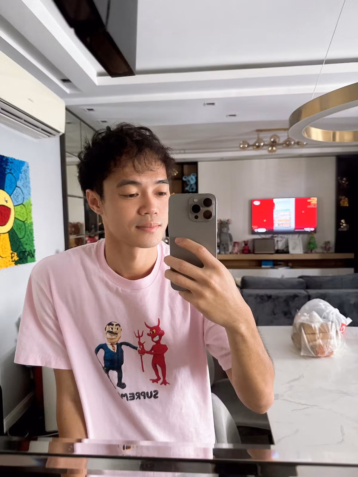 Thực chất, màn cầu hôn đậm chất ngôn tình nói trên đây chỉ là một cảnh trong MV ca nhạc mà Văn Toàn tham gia diễn xuất. Văn Toàn lần đầu tiên đóng MV và sắm vai một chàng trai cầu hôn một cô gái và được tất cả mọi người hưởng ứng.