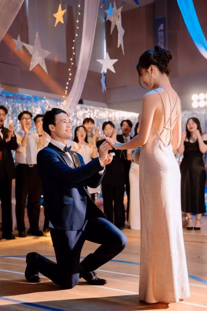 Nhiều fan của nam cầu thủ vô cùng bất ngờ, bởi trong một thời gian dài vừa rồi, Văn Toàn không hề công khai mối tình nào, cũng không "lộ hint" nào về việc có bạn gái.