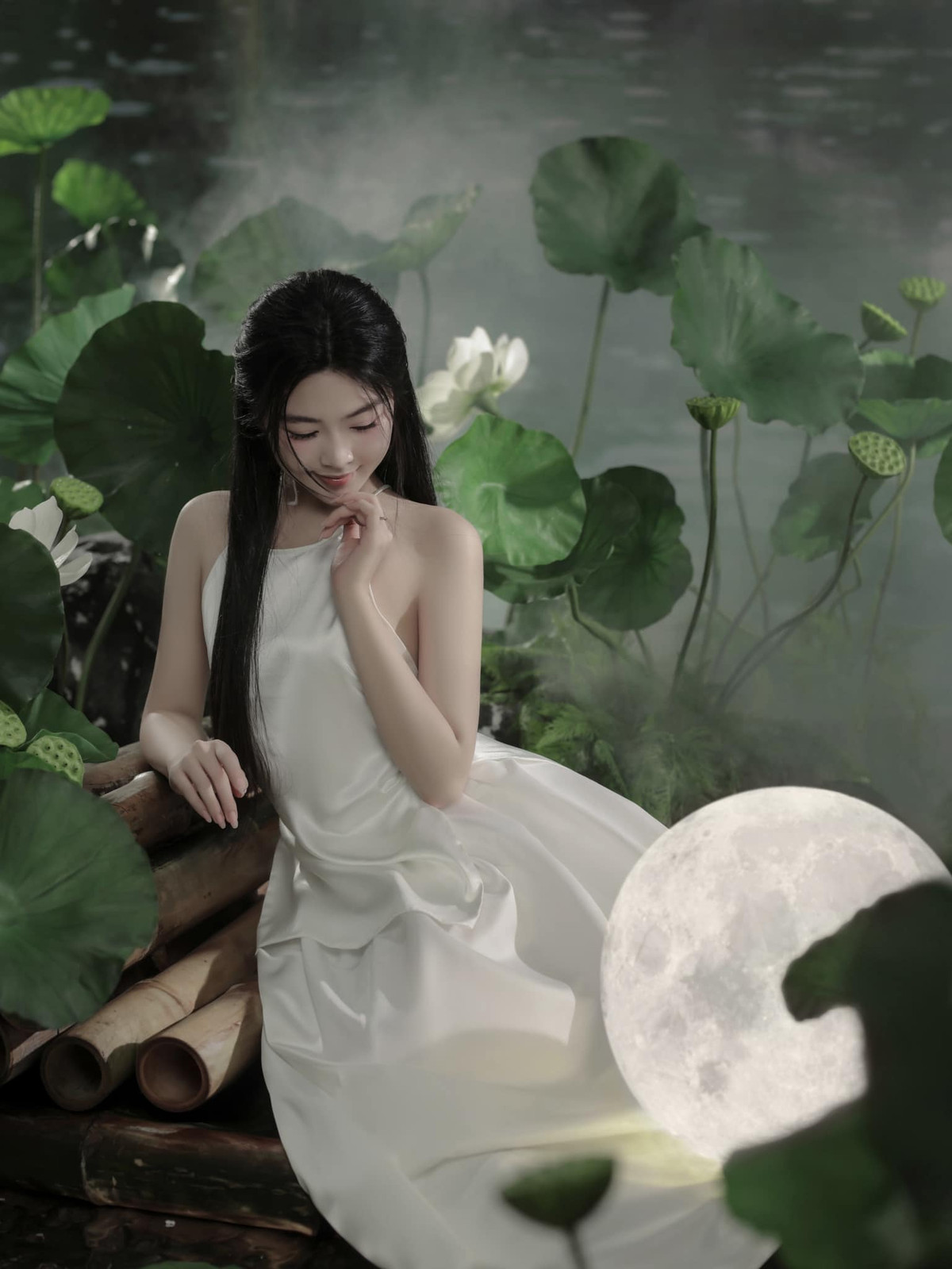 Làn da trắng cùng mái tóc đen được buông xõa nhẹ nhàng khiến Lọ Lem như tiên tử chốn bồng lai.