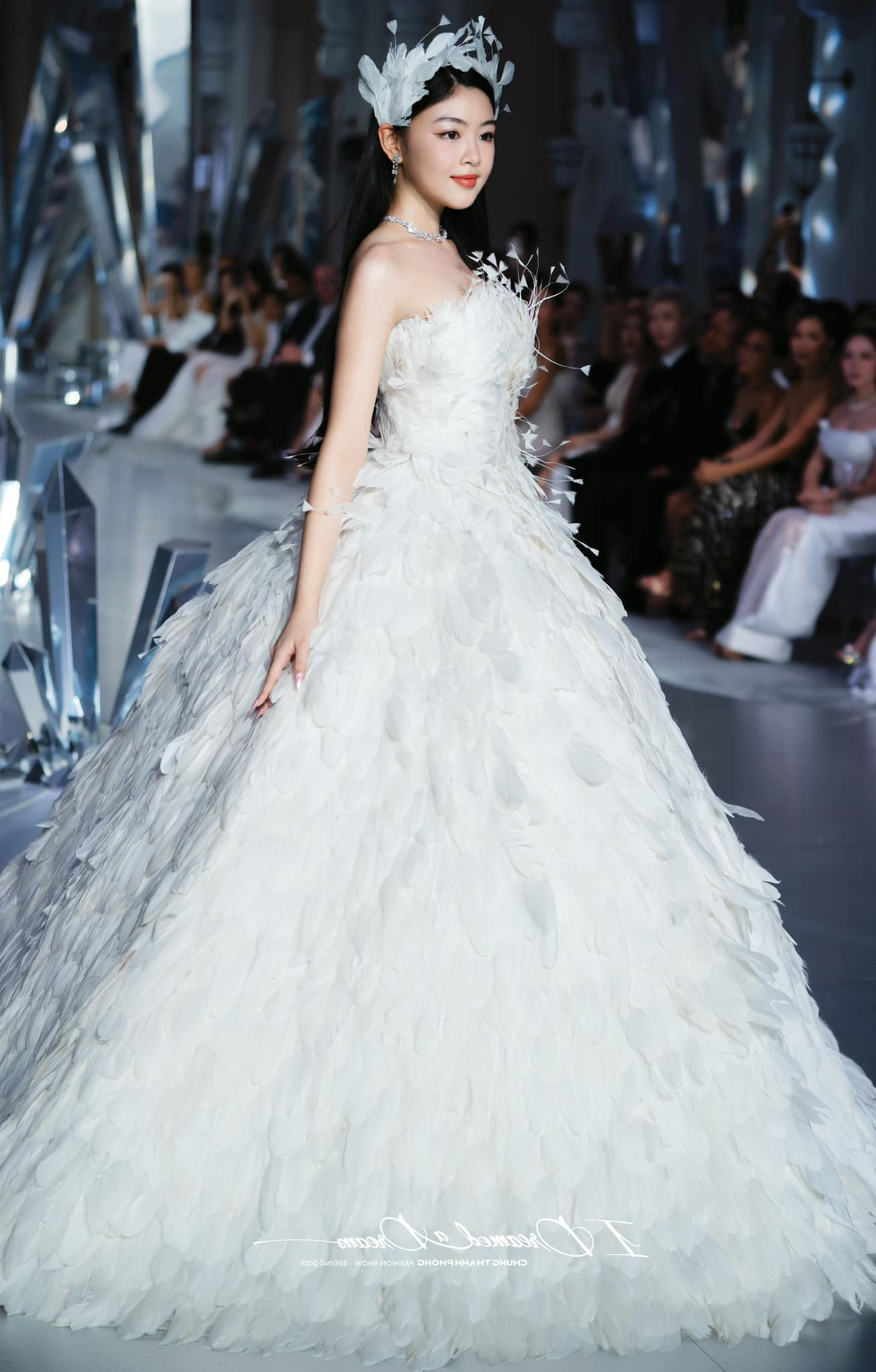 Lọ Lem (Mai Thảo Linh, 2006), con gái đầu lòng của MC Quyền Linh, được biết đến với vẻ đẹp ngọt ngào và phong cách thời trang thanh lịch, nữ tính. Ở tuổi 18, lần đầu tiên cô nàng được sải bước trên sàn catwalk trong show diễn của Chung Thanh Phong nhưng đã nhận được đánh giá cao.