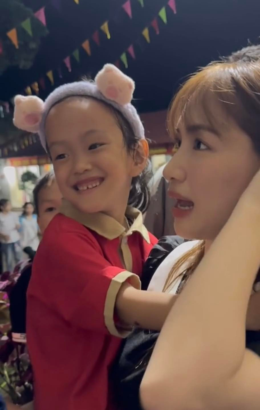 Cô nàng cũng vô cùng tinh tế khi không ngay lập tức thể hiện sự "vồ vập", hay không xưng hô mẹ-con với em bé: "Hoà không xưng hô là mẹ với bé vì mình đâu đã là gì, mình cũng ko muốn mọi người hỏi bé đại loại mấy câu con có muốn cô này làm mẹ con không. Bởi câu hỏi đó với đứa bé mới mất mẹ thật buồn và không nên, con chắc cũng chưa hình dung được mọi thứ đã đang xảy ra thế nào mà."