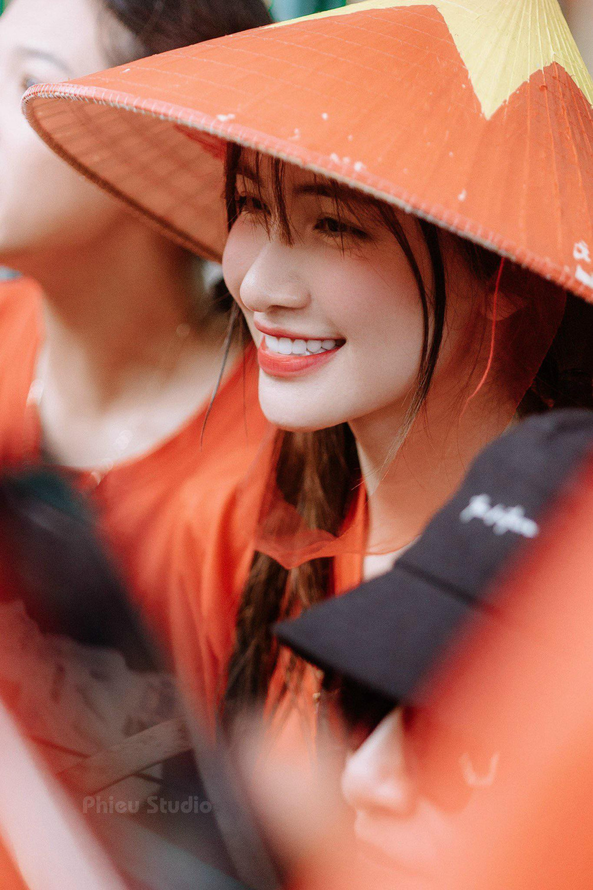 Một tháng trước, ca sĩ Hòa Minzy liên hệ với chính quyền địa phương và bà ngoại của bé Bống để bày tỏ nguyện vọng nhận con nuôi sau khi biết bé mất bố mẹ, bà nội và hai anh sau trận lũ quét tại Làng Nủ, Lào Cai.