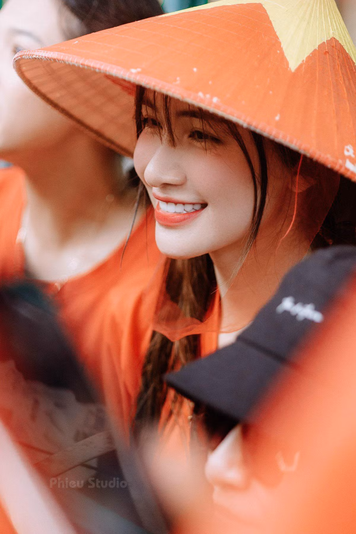 Một tháng trước, ca sĩ Hòa Minzy liên hệ với chính quyền địa phương và bà ngoại của bé Bống để bày tỏ nguyện vọng nhận con nuôi sau khi biết bé mất bố mẹ, bà nội và hai anh sau trận lũ quét tại Làng Nủ, Lào Cai.