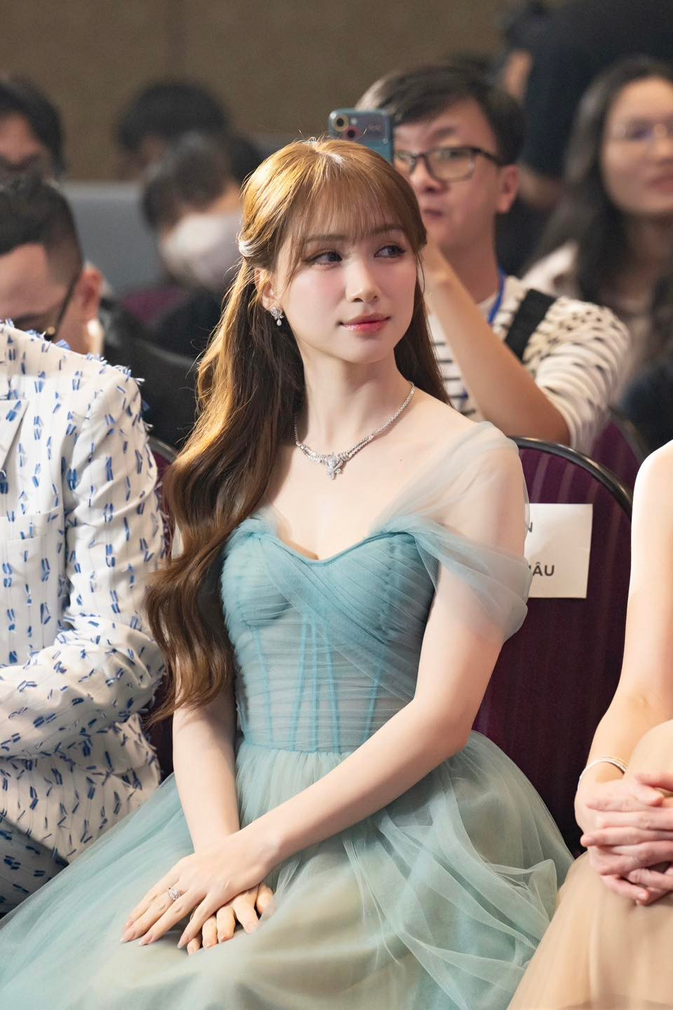 Hòa Minzy là một trong những nghệ sĩ tích cực hỗ trợ đồng bào chịu ảnh hưởng bởi thiên tai. Không chỉ gửi 500 triệu đồng quyên góp cho Ủy ban Mặt trận Tổ quốc Việt Nam, cô còn dành toàn bộ doanh thu từ việc bán quần áo để mua quà trực tiếp tặng bà con ở Simacai (Lào Cai)