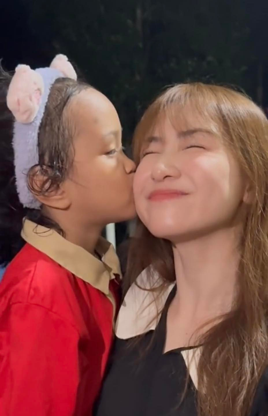 Hôm 16/10, sau khi hoàn thành đêm diễn thiện nguyện ở thành phố Lào Cai, Hòa Minzy cùng gia đình di chuyển đến Phúc Khánh (huyện Bảo Yên) - nơi em bé cô muốn nhận nuôi học nội trú. Trong video mới được đăng tải trên trang cá nhân, cô không giấu được sự xúc động nghẹn ngào khi được gặp bé Bống.