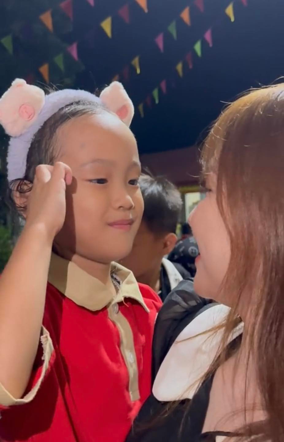 "Bà thấy tôi liền ôm rất chặt, cảm giác như mẹ ôm tôi vậy. Em bé Bống nhỏ nhắn, đang hơi sổ mũi chạy ra đón bà. Tôi lúc đó không kìm nổi cảm xúc, chỉ biết chào làm quen với con" - Hòa Minzy chia sẻ trên trang cá nhân.