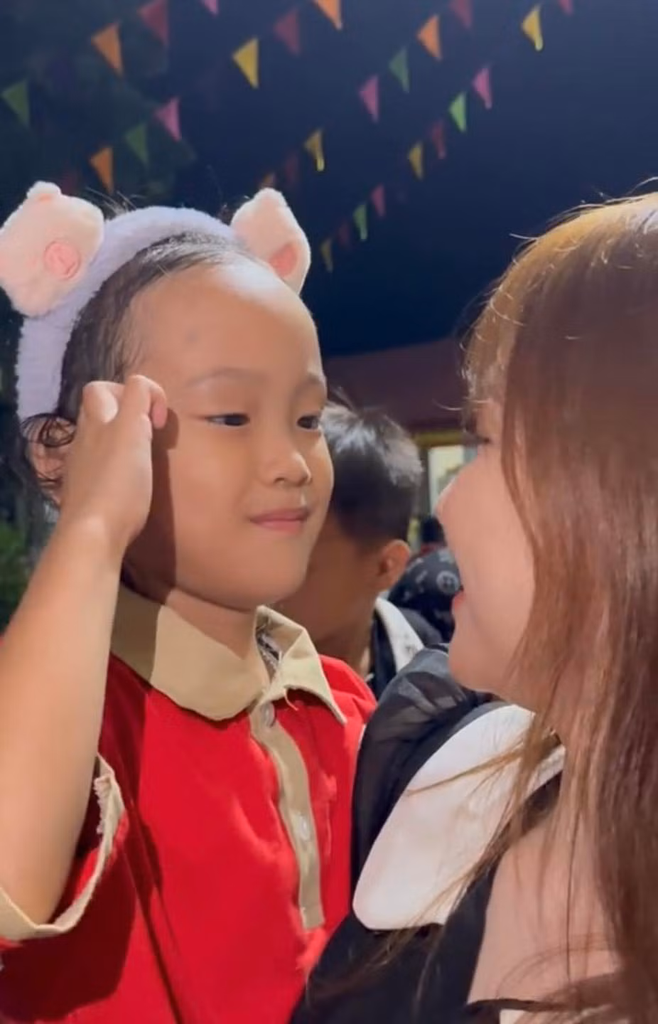 "Bà thấy tôi liền ôm rất chặt, cảm giác như mẹ ôm tôi vậy. Em bé Bống nhỏ nhắn, đang hơi sổ mũi chạy ra đón bà. Tôi lúc đó không kìm nổi cảm xúc, chỉ biết chào làm quen với con" - Hòa Minzy chia sẻ trên trang cá nhân.