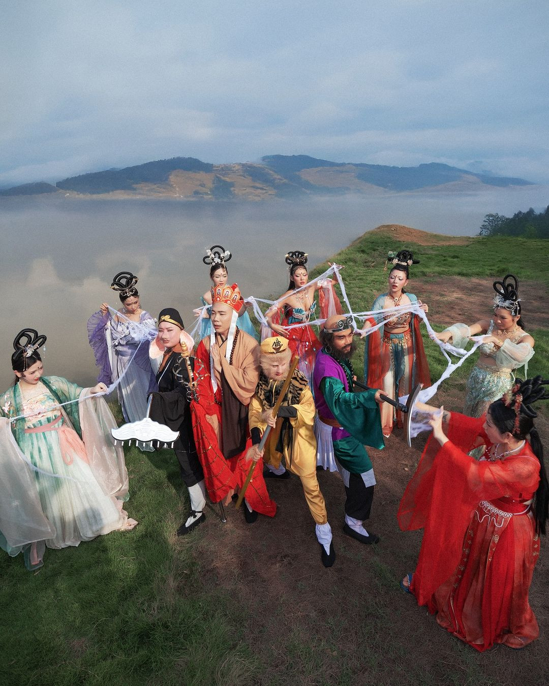 Không chọn những nhân vật kinh dị, hay những khung cảnh máu me rùng rợn, hội bạn của Quỳnh Anh Shyn hóa thân thành thầy trò Đường Tăng và kiếp nạn với 7 yêu tinh nhền nhện. Màn hóa trang khiến khiến netizen rần rần thả "Haha".