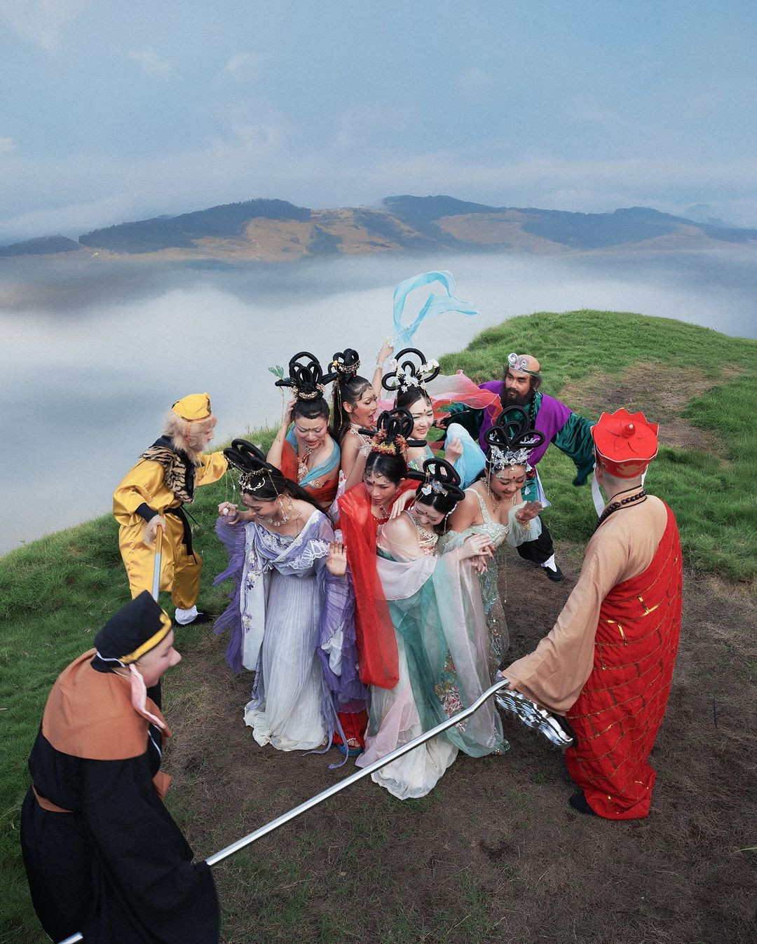 Màn hóa trang độc đáo này khiến netizen vô cùng thích thú: "Chơi với hội bạn cùng năng lượng là đây", "tôi cười chết mất, bà Quỳnh Anh lắm trò thật đấy", "không có phần miêu tả chắc em ko nhận ra 4 thầy trò Đường Tăng là ai mất".