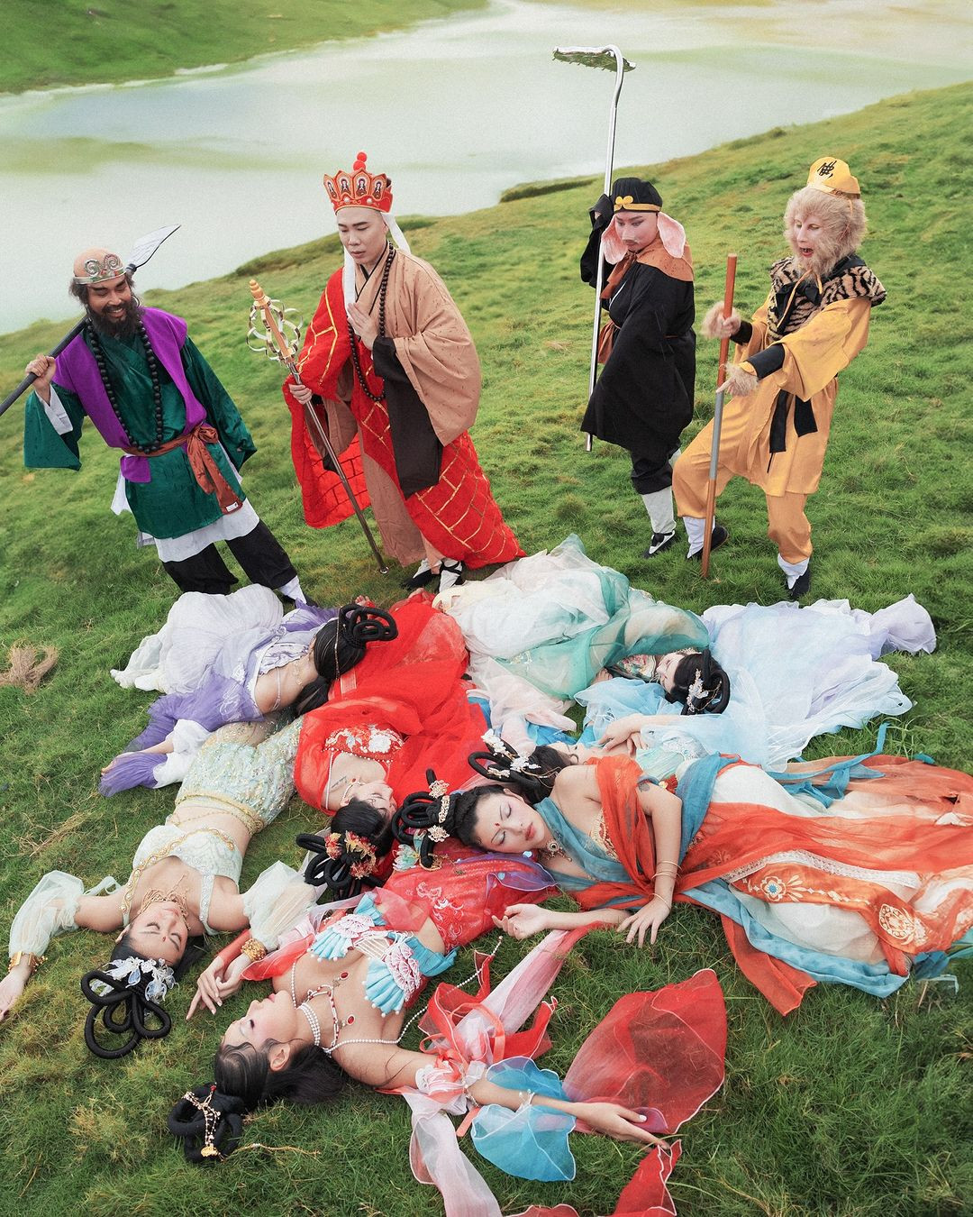 Cô nàng fashionista cũng kể câu chuyện đầy thú vị với màn cosplay của hội chị em: "Vượt qua 81 kiếp nạn, 4 thầy trò Đường tăng tưởng chừng đã đạt được target nhưng tất cả chỉ là trôn Việt Nam khi kiếp nạn thứ 82 xuất hiện - 7 con yêu tinh nhền nhện đóng giả làm nhóm nhạc Hàn Quốc và debut trước mặt 4 thầy trò , thôi miên lừa lọc để ăn thịt".