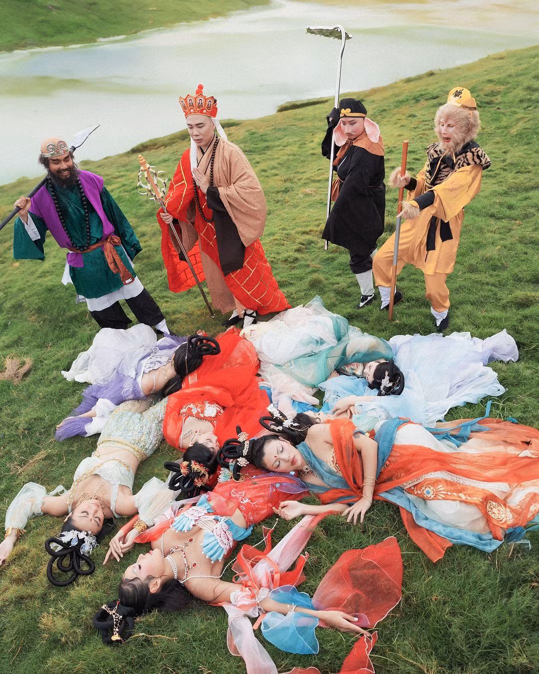 Cô nàng fashionista cũng kể câu chuyện đầy thú vị với màn cosplay của hội chị em: "Vượt qua 81 kiếp nạn, 4 thầy trò Đường tăng tưởng chừng đã đạt được target nhưng tất cả chỉ là trôn Việt Nam khi kiếp nạn thứ 82 xuất hiện - 7 con yêu tinh nhền nhện đóng giả làm nhóm nhạc Hàn Quốc và debut trước mặt 4 thầy trò , thôi miên lừa lọc để ăn thịt".