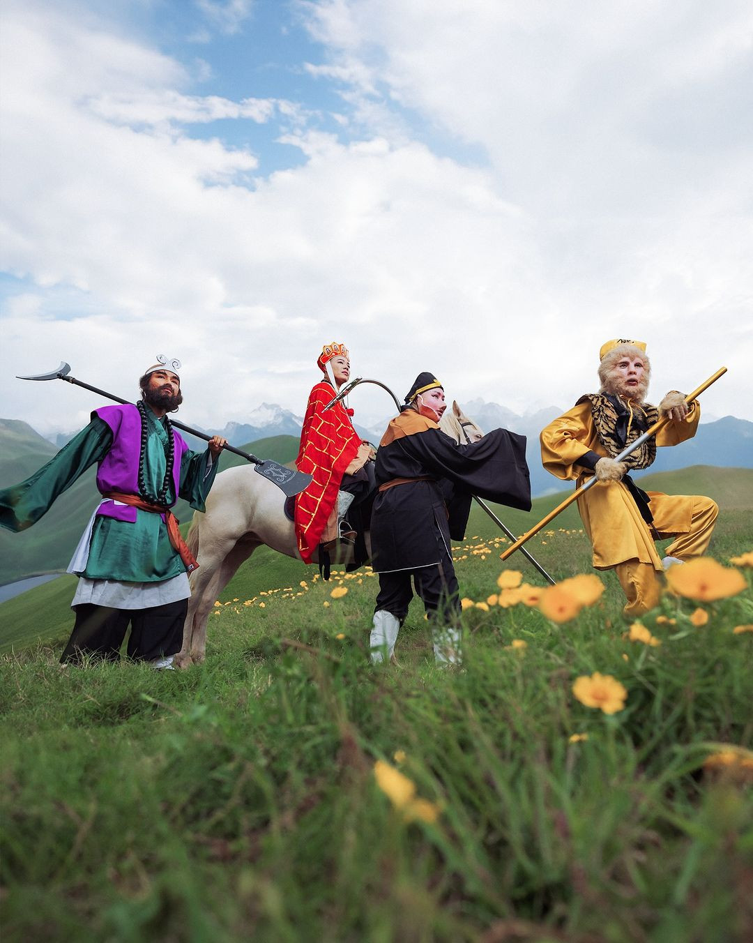 Quỳnh Anh Shyn chia sẻ trên trang cá nhân: "Cũng xin là một mùa Halloween tôi chưa bao giờ quy tụ được 11 trai xinh gái đẹp, đẹp người đẹp nết như thế này. Ban đầu chỉ định là 4 thầy trò thôi, mà đi thỉnh kinh không gặp yêu quái thì phí quá. Thế là trong 2 ngày đã alo cho 7 em nhện tinh xinh nhất hệ mặt trời, giăng tơ dẫn lối nắm tay chị em kết đoàn. Halloween - nối vòng tay lớn".